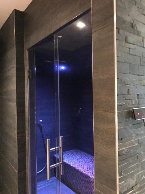 Geur-, licht- en zouttherapie in je eigen stoombad: een investering in gezondheid en welzijn